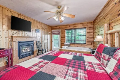 Smoky Mtn Lux Cabin Hot Tub, Pool, Views! Hotels in der Nähe von Sims Point