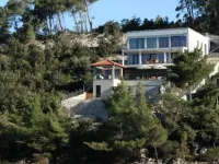 Beachfront Luxury Villa With Private Pool and Stunning Sea Views Hoteles en Čara