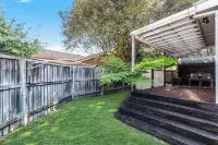 StayAU 4BRM Charming Modern Home in Mt Colah Hotel dekat Turner Fire Trail Loop walk