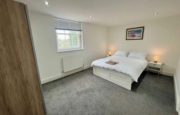 Spacious 4-Bedroom House - Garden & Free Parking