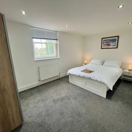 Spacious 4-Bedroom House - Garden & Free Parking