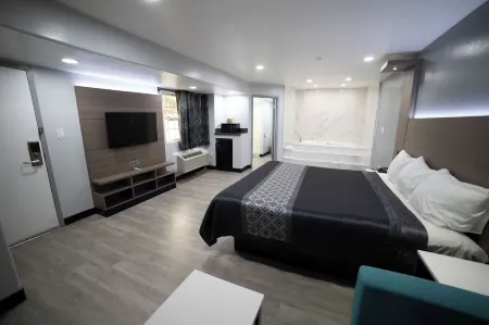 Express Inn & Suites Ontario Airport Отели в г. Апланд