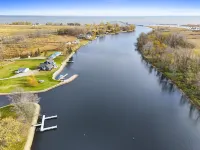 Stunning Water Views and Two Docks - Charming Lakeside Escape Hotel di Oconto