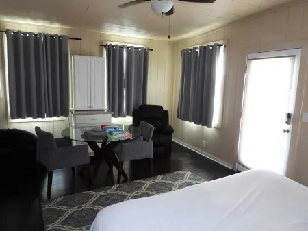 5-bedroom house in delightful Bastrop with fitness room, WiFi, AC