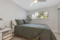 DESIGNER 4-bedroom 2 Bath POOL, SPA & ARCADE! Santa Clarita Valley