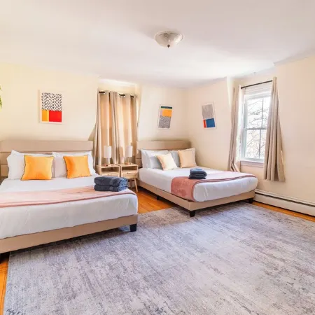 Spacious 3BDR/4Bed apartment with King + Queen beds, WiFi, AC in Downtown Salem