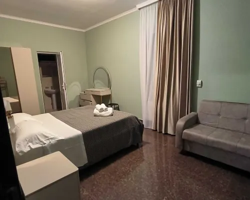 4 Bed Villa-Sleeps 8-Parking-Garden-Sea View Hotels in Ureki