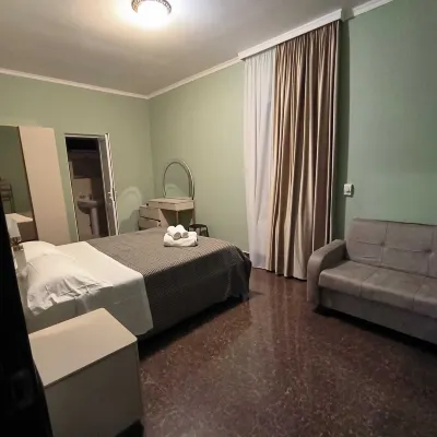 4 Bed Villa-Sleeps 8-Parking-Garden-Sea View Hotels in 