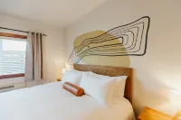 Modern Suites with Full Kitchen and Smart HDTV - Stylish Escape