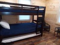 Charming 2-bedroom cabin in Lewisburg with privacy, WiFi, AC