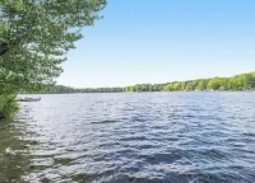 Charming 2-bedroom cottage with Lake Access to School Section Lake