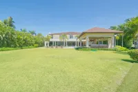 Modern Villa with Ocean View and Service Staff Hotels in 