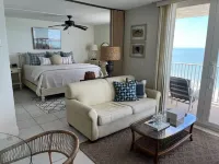 Direct beach & pool view, 1 bdrm condo w AC, WiFi on fabulous Ft Myers Beach. Estero Island 주변 호텔