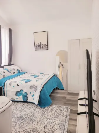 Private, Quiet, Cozy Studio Guesthouse with 75" TV WiFi etc. In Watertown.