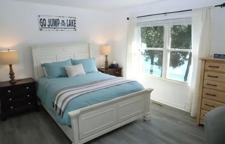 Waterfront Townhome- with Boat Slip and Dock! Отели в г. Гиллс Крик