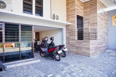 Axilo House Syariah by Sinergi Отели рядом с достопримечательностью «Tugu Muda»