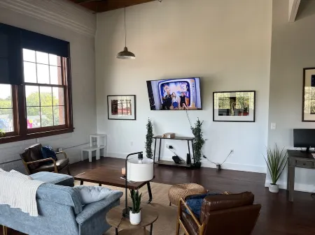 Modern 1 Bedroom Loft Apartment!