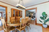 Modern Bungalow: spacious 3BR home near downtown Champaign & campus