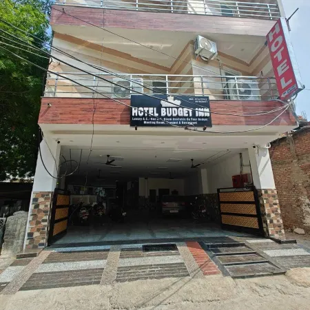 Hotel Budget Inn Отели рядом с достопримечательностью «Торговый центр Fun Republic (Лакхнау)»