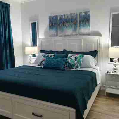 Beautiful 1 Bed 1 Bath Apartment with pool and with walking distance to beach Rooms