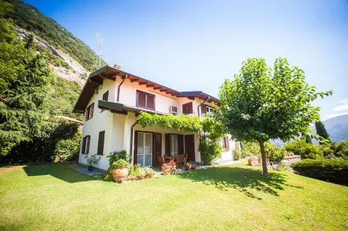 J&J House Como Bellagio Holiday Home with Pool in the Larian Triangle