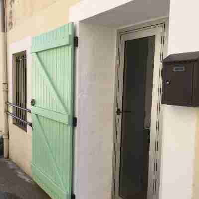 Superb modern studio in typical neighborhood Others