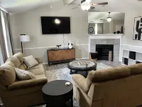 Cozy Hollyberry!  With backyard getaway!