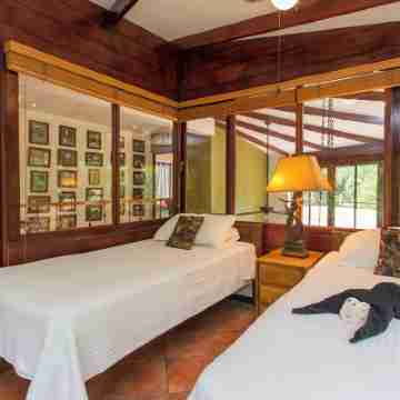 On Manuel Antonio Beach, 3 bed private pool and jacuzzi Lots of Monkeys! Rooms