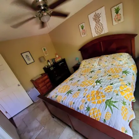 Kona's only Oceanfront pool! Pineapple Pl Reimagined! Cozy 2/1 Condo, sleeps 6,