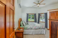 Luxurious Island home with private pool. Short walk to the beach. Hotels in 