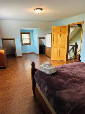 Very peaceful 3 bedroom, 2 1/2 baths cabin  within minutes of RRGorge and NB.