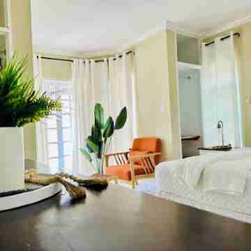 Falcon Islandviews Condo-Free Airport Transportation-24/7 Security-Gated Complex Rooms