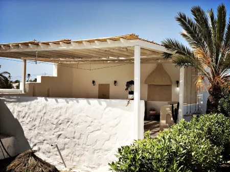 Spacious 5-suite villa with pool in Mezraya