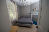 Charming older style cottage . - 2 ดาว