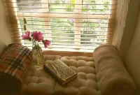 Romantic Stone Cottage with private woodfired hot tub, spa bathroom, yoga deck!
