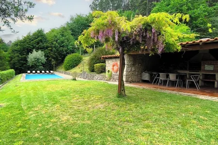 Bella Casa - Alojamento Privado T3 com Piscina Отели в г. Повуа-ди-Ланьозу