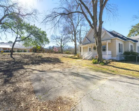 Remodeled Historical Home in Downtown Warm Springs Hotels in Meriwether County