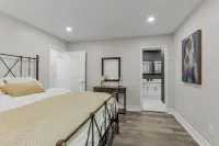 Innisfil Retreat: Hot Tub, Sauna, Pool Table Hotels in Cookstown