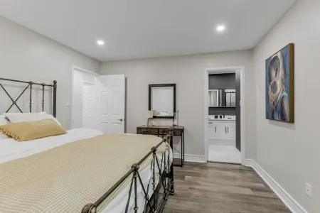 Innisfil Retreat: Hot Tub, Sauna, Pool Table