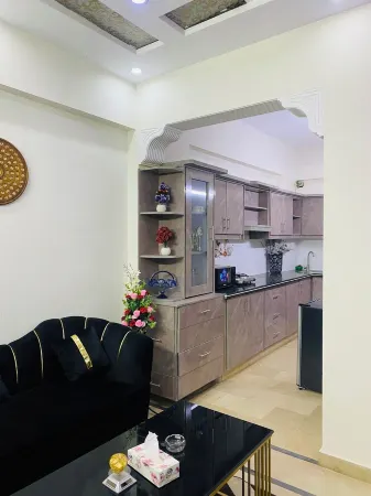 Spacious 3-Bedroom Apartment with Lounge, Kitchen, Free Wi-Fi, Parking & More!