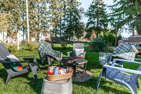 Friends & Family Getaway: 2 Kings + 1 Queen, Wifi, BBQ, Firetable, Games, 2TVs!