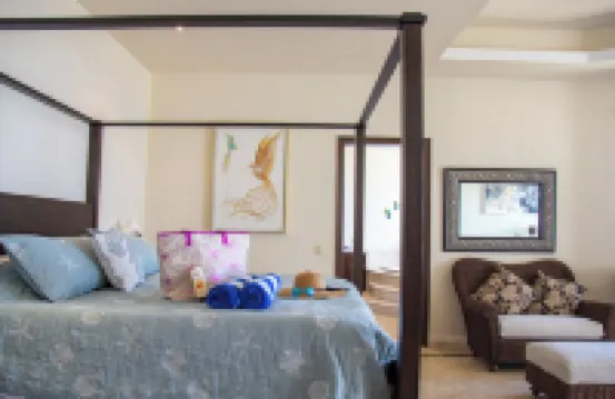 Gorgeous Two-Story Penthouse Private Community on the Beach!