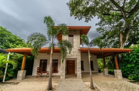 Stylish House w/private pool/patio Casa Mila  walking distance to beach and town