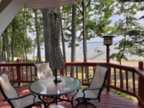 Spectacular Lakefront Cabin w/boat mooring on Higgins Lake Sleeps up to 8 people