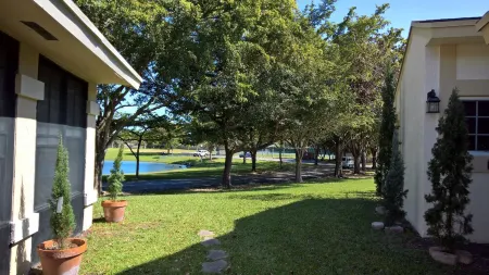 Beautiful Miami Lakehouse For Families  RH 3 Beds/2 Baths/Sleeps 4
