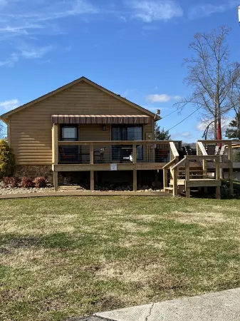 Lake front  cabin on main channel Douglass Lake Great for families