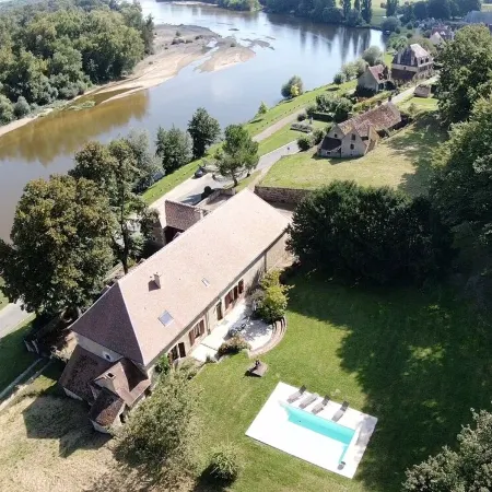 Beautiful 1900 Demeure with swimming pool and enclosed garden, in a charming village