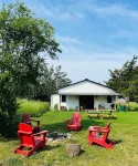 Boutique Retreat House in Prince Edward County. Hotels near Deadnersville
