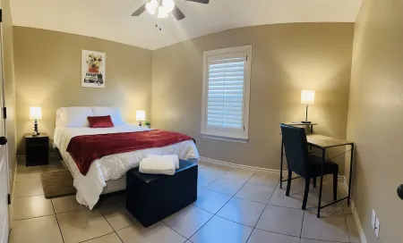 Luxe Living Apartment- 2 bed/1 bath - 5 STARS