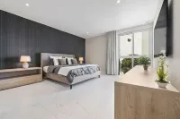 Luxurious condo with a perfect ocean and sunset view